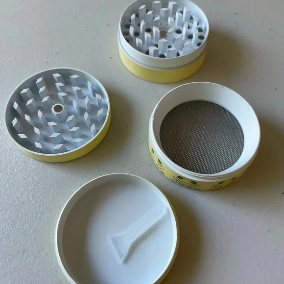 NWT Urban Outfitters Don’t Trip Leaf Grinder - Picture 7 of 8